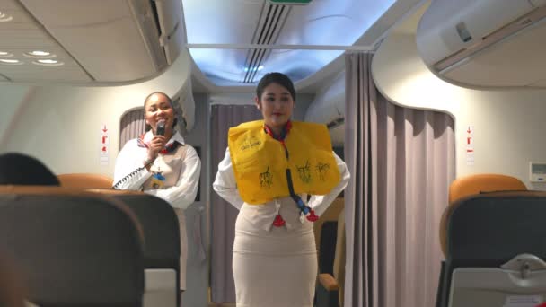 Asyalı Hostes Güvenliği Yolcuları Uçakla Havalanmadan Önce Açıkladı Uçuş Öncesi — Stok video