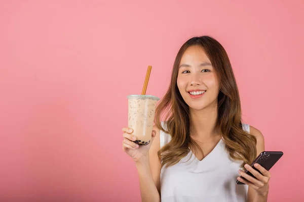 Asian Beautiful Young Woman Holding Drinking Brown Sugar Flavored Tapioca — 스톡 사진