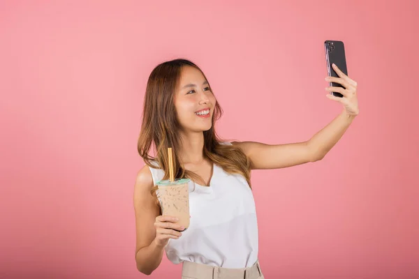 Asian Woman Takes Photo Herself Drinking Brown Sugar Flavored Tapioca — Foto Stock