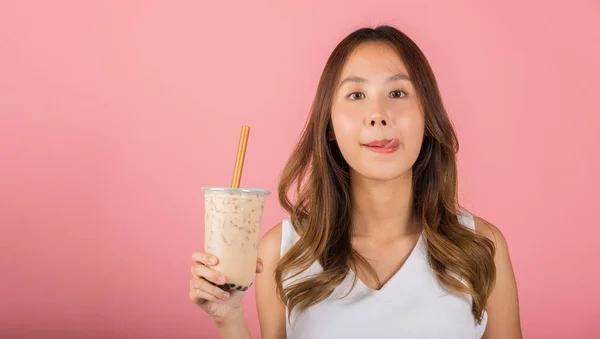 Asian Woman Holding Drinking Brown Sugar Flavored Tapioca Pearl Bubble — ストック写真