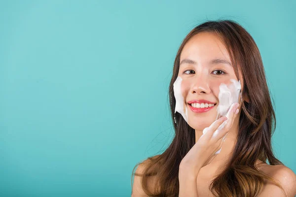 Asian Woman Face Wash Exfoliate Scrub Soap Foam Skincare Cleansing — Stok fotoğraf