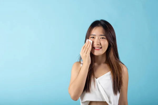 Facial Beauty Treatment Asian Beautiful Young Woman Removing Cosmetic Make — Stockfoto