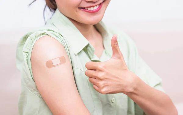Aziatische Jonge Vrouw Toont Gebaren Duim Omhoog Als Haar Arm — Stockfoto