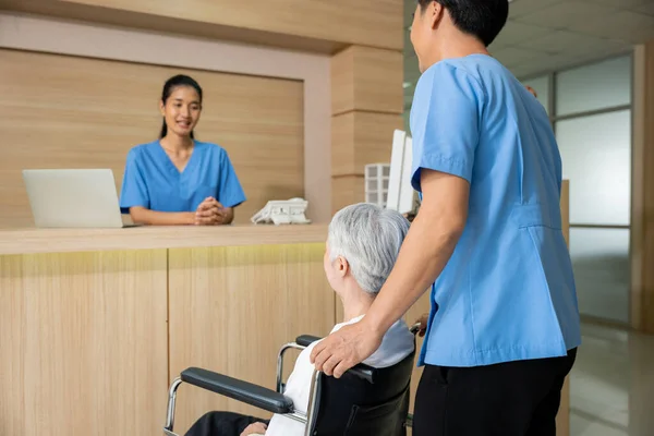 Paciente Anciano Sentado Silla Ruedas Reunirse Hablar Con Enfermera Personal — Foto de Stock