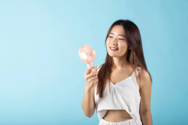 Азиатская Красота Молодая Женщина Держит Розовый Портативный Электрический Вентилятор Рядом — стоковое фото