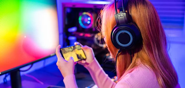 Asian Woman Live Stream She Play Video Game Smartphone Home — Foto Stock