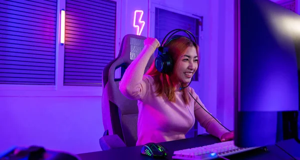 Winning Young Woman Gaming Headphones Playing Video Game Online Home — Foto Stock