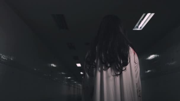 Bloody Halloween Makeup Horror Bloodthirsty Ghost Girl Walking Reach Arm — Stok video