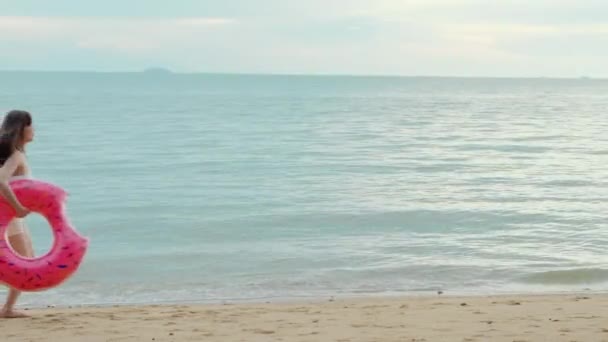 Gyönyörű Ázsiai Gazdaság Gumi Gyűrű Fut Strandon Boldog Bikini Szórakozás — Stock videók