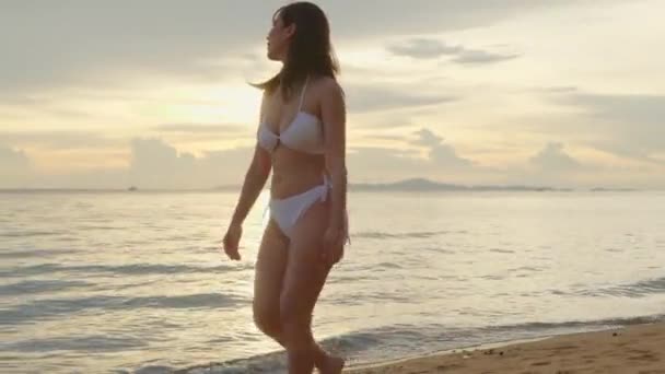 Front View Young Beautiful Woman Wear Bikini Swimsuit Walking Tropical — Wideo stockowe