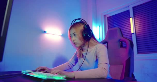 Ganando Happy Gamer Joven Juega Videojuegos Línea Computadora Que Levanta — Vídeos de Stock