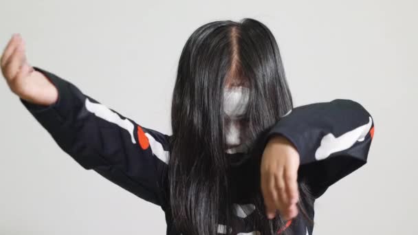 Ασιατικό Κοριτσάκι Πρόσωπο Ζωγραφική Και Μαλλιά Που Καλύπτουν Πρόσωπο Γυναίκα — Αρχείο Βίντεο