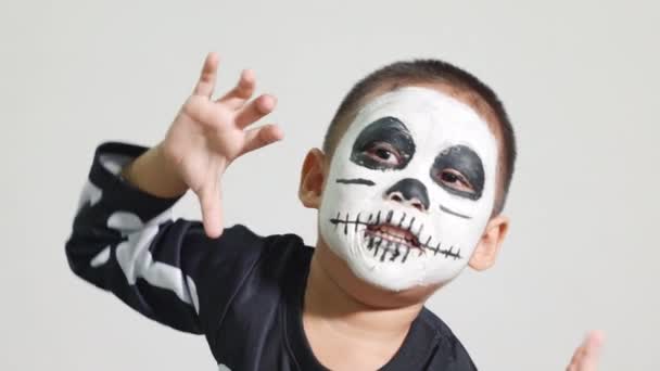Halloween Kid Portrait Asian Little Kid Boy Wearing Skeleton Costume — ストック動画