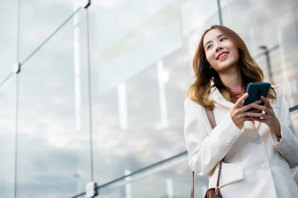 Asian Businesswoman Working Mobile Phone Standing Street Front Building Office — Foto de Stock