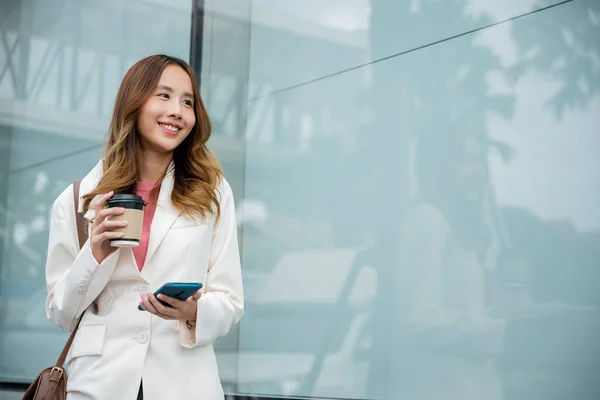 Young Business Woman Smiling Holding Mobile Phone Coffee Take Away — 스톡 사진