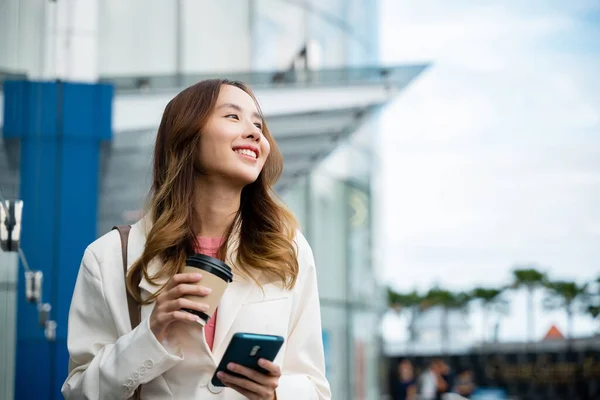 Νεαρή Επιχειρηματίας Χαμογελώντας Κρατώντας Κινητό Τηλέφωνο Καφέ Πάρει Μακριά Πηγαίνει — Φωτογραφία Αρχείου