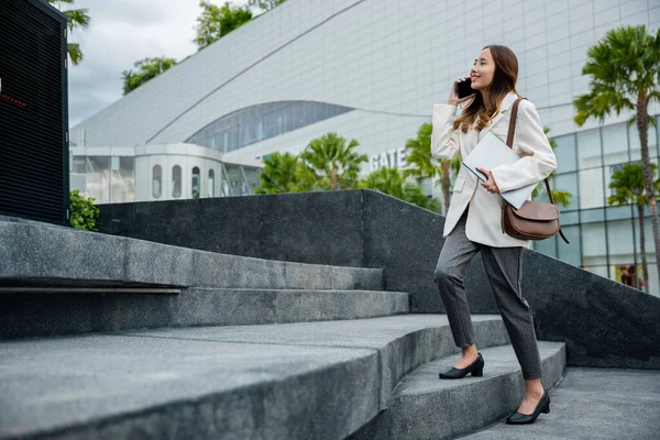 Stepping Going Stairs City Business Woman Hold Laptop Computer Talking — Fotografia de Stock