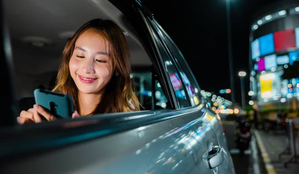 Happy Beautiful Woman Texting Smartphone Sitting Back Seat Her Car — Zdjęcie stockowe