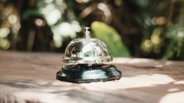 Misafirperver otel. Kahve dükkanındaki müşteri el zili, menüyü almak için çalışanları aradığı için kadın parmağı zile dokunduğu için.