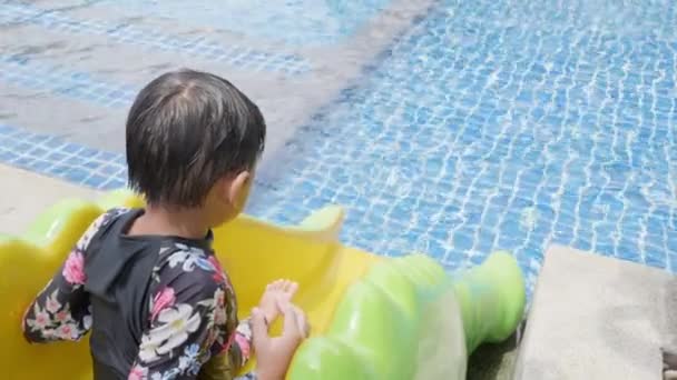 Aziatisch Kind Kleine Jongen Spelen Openlucht Zwembad Water Slider Bar — Stockvideo