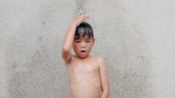 Ασιατικό Παιδί Αγοράκι Που Κάνει Ντους Στο Θέρετρο Της Πισίνας — Αρχείο Βίντεο