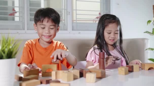 Niños Pequeños Felices Juegan Apilar Bloques Madera Juego Mesa Casa — Vídeos de Stock