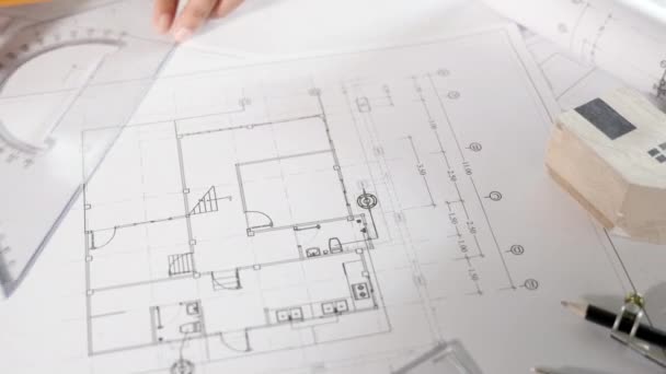 建筑项目的工作空间 建筑办公室桌子上的修理工具平面图上的尺子对建筑师图纸的俯视图 建筑师草图建设项目 — 图库视频影像