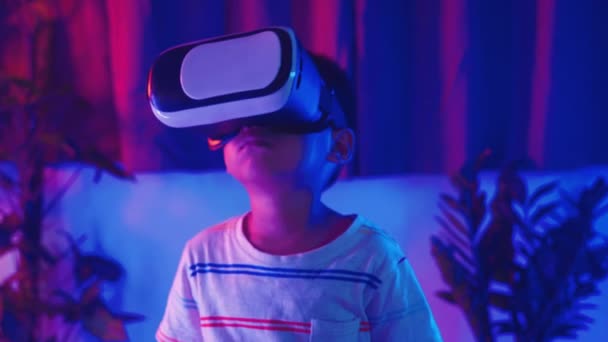 Азиатский Мальчик Очках Виртуальной Реальности Переживает Реальность Ребенок Носить Шлем — стоковое видео