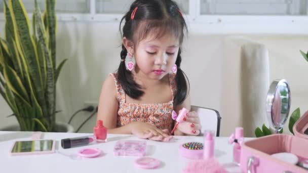 Asiático Adorável Engraçado Menina Fazendo Maquiagem Mergulhos Escova Garrafa Para — Vídeo de Stock