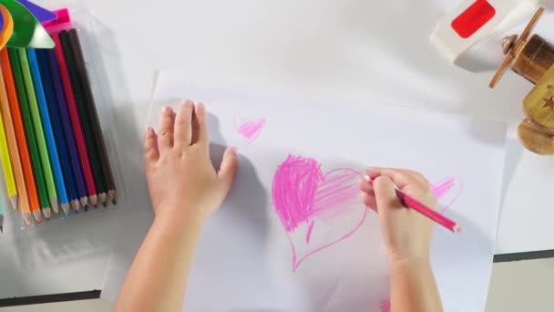 Азиатский Милый Ребенок Дошкольного Возраста Улыбаясь Рисовать Творческие Сердца Любовь — стоковое видео