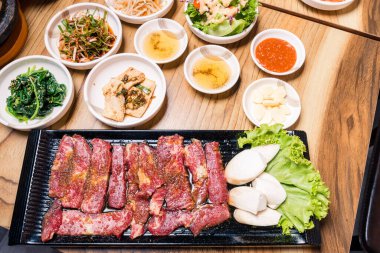 Kore barbekü seti. Sobada ızgara et sebze ve çorba ahşap masa, Japon yemek tarzı barbekü.