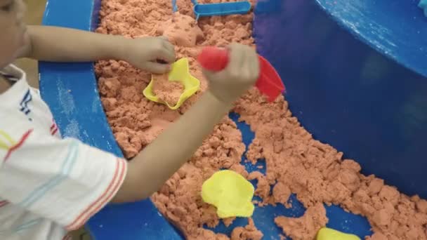 Glückliche Asiatische Kinder Die Spaß Auf Dem Unterhaltungszentrum Hüpfburg Spielen — Stockvideo