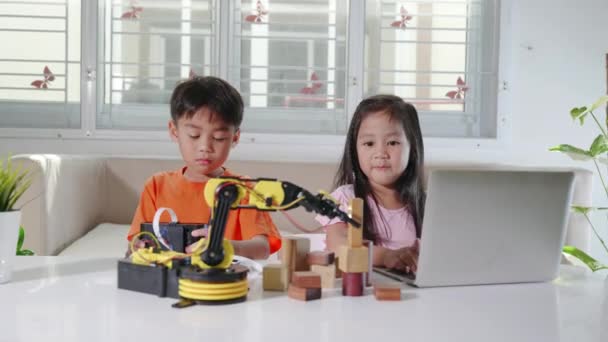 Two Children Programming Testing Robot Arm Science Kid Little Girl — Video Stock