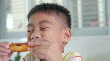 Mutlu Asyalı çocuk 5 yıl boyunca evde oturup büyük pizzalar yedi, çocuklar sağlıksız yemekler yedi, eğlenceli çocuklar pizza yedi, okul öncesi yemek zamanı, peynirler çok lezzetliydi.