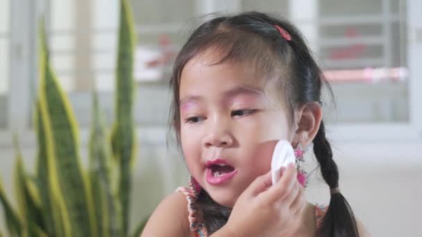 Asiático Adorable Divertida Niña Haciendo Maquillaje Cara Ella Uso Ruborizar — Vídeos de Stock