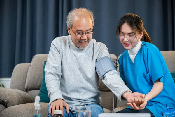 Asian Doctor Woman Examine Checking Old Man Client Heart Rate — 图库照片