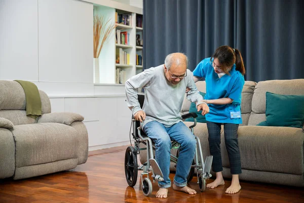 Asian Nurse Assisting Helping Senior Man Patient Get Wheelchair Practice — Stock Photo, Image