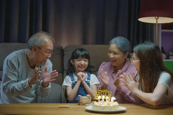 Verjaardag Verrassing Gelukkig Aziatische Familie Grootouders Moeder Vieren Genieten Verjaardag — Stockfoto