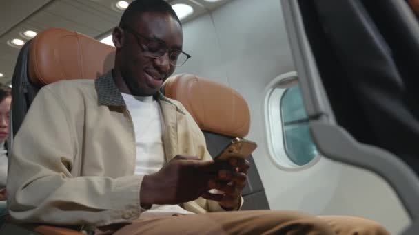 Επιβάτης Επιχειρηματίας Που Χρησιμοποιεί Κινητό Τηλέφωνο Δοκιμή Σύνδεση Στο Αεροπλάνο — Αρχείο Βίντεο