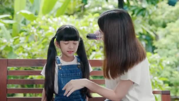 Азиатская Улыбающийся Ребенок Школьница Длинными Темными Волосами Мама Утром Счастливая — стоковое видео