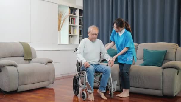 Asian Nurse Assisting Helping Senior Man Patient Get Wheelchair Practice — Vídeo de stock