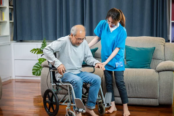 Asian Nurse Assisting Helping Senior Man Patient Get Wheelchair Practice — 图库照片