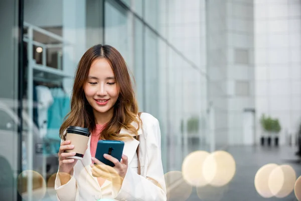 Asiatische Geschäftsfrau Mit Kaffeetasse Zum Mitnehmen Schauen Smartphone Gehen Zur — Stockfoto