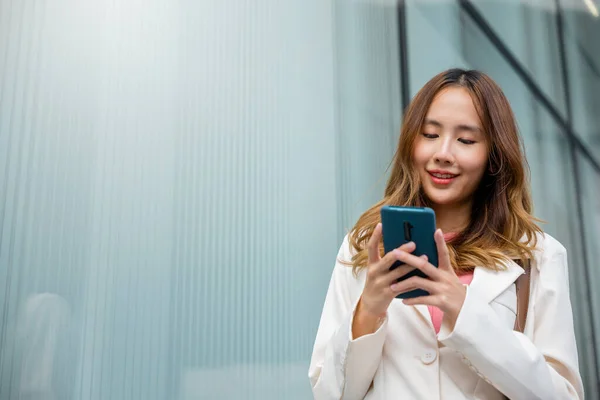 Asiatische Geschäftsfrau Sms Smartphone Pendeln Arbeit Sie Fuß Der Nähe — Stockfoto