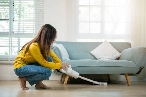 Housewife Female Dust Cleaning Floor Sofa Couch Furniture Vacuum Cleaner — Fotografia de Stock