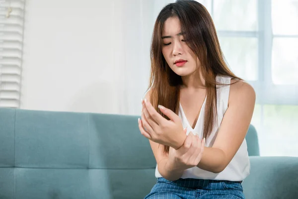 Een Close Hand Aziatische Jonge Vrouw Zittend Bank Houdt Lijden — Stockfoto
