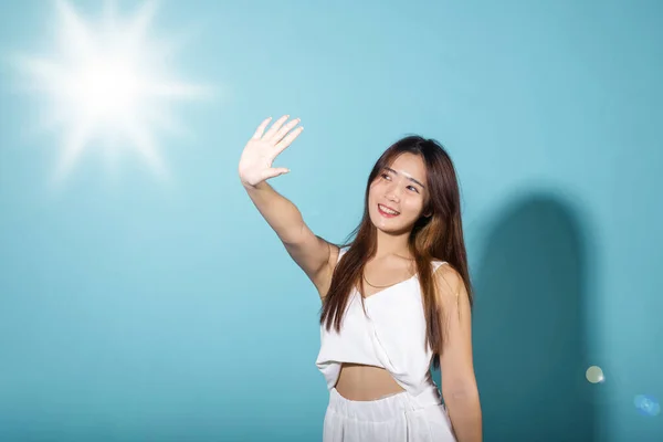 Asiatische Junge Frau Hand Nach Oben Gesicht Schützen Sonnenlicht Und — Stockfoto