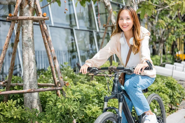 Happy Asian Beautiful Young Woman Riding Bicycle Street Outdoor Building — Φωτογραφία Αρχείου