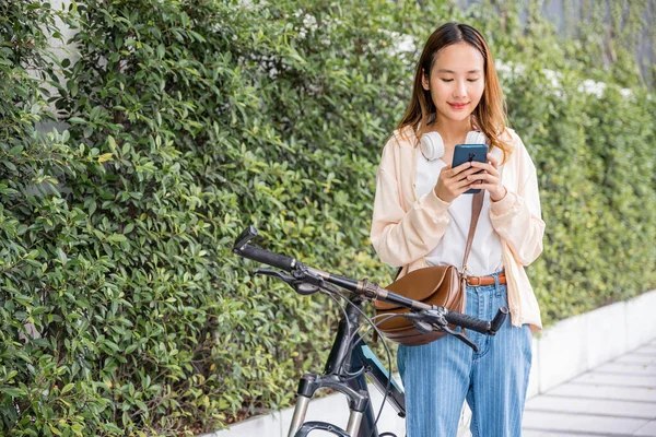 Asiática Joven Mujer Conmutar Teléfono Inteligente Con Bicicleta Verano Campo — Foto de Stock