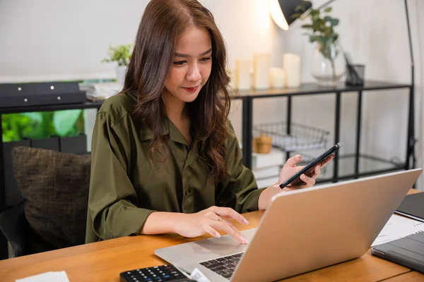 Asian Business Woman Using Laptop Checking Smartphone Indoors Home Office — Fotografia de Stock